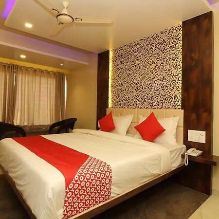 Oyo 37468 Nisha Lodging Solapur Bagian luar foto