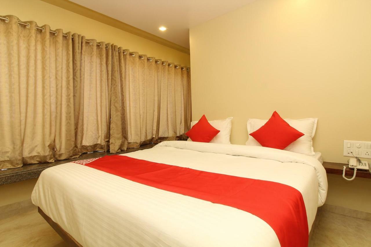 Oyo 37468 Nisha Lodging Solapur Bagian luar foto