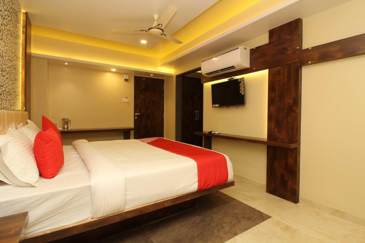Oyo 37468 Nisha Lodging Solapur Bagian luar foto